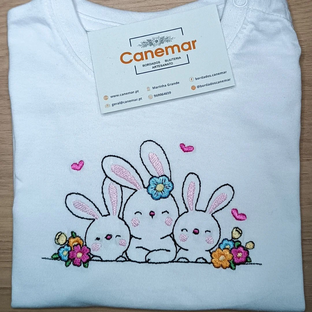 T-SHIRT CRIANÇA COM BORDADO "FAMÍLIA DE COELHINHOS" - Image 3
